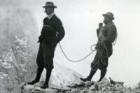 Il principe Alberto del Belgio e la guida alpina Antonio Dimai durante una scalata sulle Dolomiti